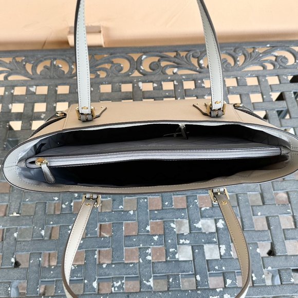 Michael Kors Voyager Drawstring Tote Bag Pearl Grey + Double Zip Wallet MK Gold - Picture 7 of 16